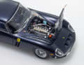 Die Technikfeatures des 250 GTO aus Kanagawa können sich sehen lassen. Das unterstreicht der hier gezeigte Miniatur-V12 überzeugend. ] Foto: Kyosho