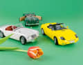 Die Barchetta startet bei Norev in Gelb, der MGA debütiert als 1:18er in Weiß und Grün. Türen und Hauben sind beweglich.