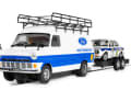Der Ford Transit als Nasenbär hat einen großen Dachgepäckträger, der Escort ist auf einem Tandemachs-Anhänger eingeparkt ] Foto: Scalextric