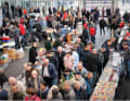 Volle Hütte: Seit drei Jahrzehnten füllt die Modellautobörse im Audi Forum Ingolstadt die riesige Übergabehalle mit Besuchern. Das ist ein Top-Event! ] Foto: Nerb