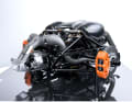 Der Modellauto-Hersteller Fronti-Art montiert seinen 1:4-Motor der Koenigsegg One:1 auf einer hochwertigen Platte, die eine Karbonstruktur zeigt ] Foto: Werk