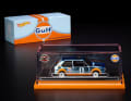 Seinem hochwertigen Sondermodell spendiert Hot Wheels selbstverständlich auch eine aufwendig gemachte Box und eine orangefarbene Baseplate ] Foto: Hot Wheels