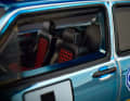 Rassiges Detail in der Inneneinrichtung sind die Karomuster auf den Sitzspiegeln des verkleinerten VW Golf ] Foto: Mattel Creations