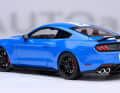 Die neue Autoart-Version des Shelby Mustang GT 500 fährt selbstverständlich als Fastback mit präzise getroffenen Proportionen aus der Box ] Foto: Werk