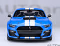Die Kunststoffkarosserie des Composite-Modells von Autoart in 1:18 ist satt in Grabber Blue lackiert, die doppelten Längsstreifen makellos aufgebracht ] Foto: Werk