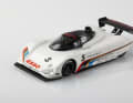 Für die Racefans kommt in der kompakten Baugröße 1:43 noch ein Plastikbausatz des Peugeot 905, der in Le Mans fuhr ] Foto: Werk
