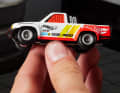 Auf die Außenhaut dieses etwas anderen Toyota Hilux aus Zinkdruckguss sind zahlreiche "Hot-Wheels"-Embleme aufgedruckt ] Foto: Werk