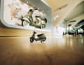 Bei der Modellauto-Ausstellung sind in Einbeck auch Zweiräder en miniature zu sehen. Wie die hier abgebildete Hoffmann-Vespa, zu der es im PS.Speicher selbstverständlich auch das passende Original gibt. ] Foto: PS.Speicher