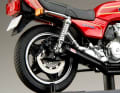 Auch technisch geht das 1:24-Bike aus Die Cast durchaus in die Details. Hier im Bild ist die Hinterradaufhängung zu sehen. ] Foto: Hobby Japan