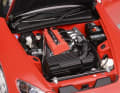 Beim Motor des S 2000 ist vieles anders. Honda entschied sich für einen hochdrehenden Vierzylinder, den Motorhelix exzellent nachzeichnet. ] Foto: Werk