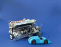 Neben dem bereits montierten 1:8-Motor parkt zum stilechten Größenvergleich ein Bugatti T32 als Verkleinerung in 1:43