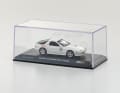 In der Blisterbox parken die Neuheiten auf einem schwarzen Sockel mit einem transparentem Deckel ] Foto: Kyosho