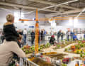 Das macht Sohnemann und den Papa gleichermaßen neugierig: Einige der Dioramen verändern sich sogar während der Messe von Tag zu Tag. ] Foto: Intermodellbau