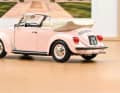 Neben der pinkfarbenen Lackierung ist bei dem Cabriolet des VW 1303 von Norev noch die weiße Persenning über dem Verdeck auffällig ] Foto: Norev