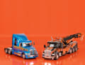 Der Western Star von Ixo (links) zeigt ausgefeilte Aerodynamik, der Kenworth punktet mit dem riesigen Wrecker-Aufbau