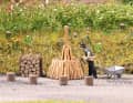 Für seine handgemachte Kohle baut sich der Köhler einen Holzkegel für seinen Holzmeiler. Alles dazu gibt es in 1:87 bei Busch im Set 79941. ] Foto: Busch