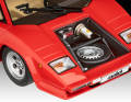 Schon der Blick unter die Fronthaube des zusammengefügten Bausatzes zeigt, welche Finessen Revell unter der Nase des Countach nachzeichnet ] Foto: Werk