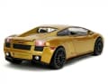 Klare Kante zeigt der goldene Lamborghini auch in der Heckansicht als 1:24er