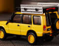 Dank des riesigen Dachgepäckträgers lassen sich die Extras teilweise auf dem Dach des SUV in 1:64 verstauen ] Foto: Werk