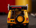 Das Reserverad trägt der 1:64-Landy hinten, es gibt eine Leiter zum Dach und die Axt im Walde ist auch da! ] Foto: Werk