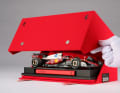 Amalgam liefert seine 1:18-Version in einer hochwertigen Klappbox an die Kunden. Darin befindet sich ein rotes Booklet mit Informationen zur Miniatur und zum Original des SF-25 von Ferrari. ] Foto: Amalgam
