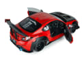 Der Rechtslenker in 1:18 geht mit Die-Cast-Karosserie und beweglichen Türen an den Start. Die Vorderräder sind lenkbar. ] Foto: Solido