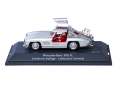 Das Die-Cast-Modell des Mercedes-Benz 300 SL Flügeltürers von Schuco hat bewegliche Türen und als Extra einen Weihnachtsmann als Piloten an Bord. ] Foto: Werk