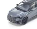 Auch am Modell in Graphite Black kann der Sammler den fein geriffelten Grill und die durchbrochenen LM-Felgen erkennen ] Foto: Kyosho