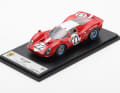 Auch der Ferrari 412P von Jean Guichet und Herbert Müller warf früh das Handtuch wegen Ölverlustes. Die Nummer 22 kommt aber auch in 1:43. ] Foto: Werk
