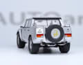 Dass der Lamborghini LM002 ein Pick-up mit Doppelkabine ist, arbeitet auch die Heckansicht der 1:18-Verkleinerung gekonnt heraus ] Foto: Autoart
