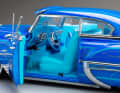 So gehört sich das für einen Lowrider: Das Interieur des 1:18-Modells von Sun Star erstrahlt in zwei Blautönen. ] Foto: Sun Star
