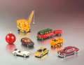 Rund um das Weihnachtsmodell parken: „Toense“-Raupenbagger, Unimog 411, Mercedes 600, MGA Roadster, VW New Beetle „Safari“ und Golf II (von oben links im Uhrzeigersinn)