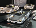 Der Mercedes GTR des Jahrgangs 1999 in 1:18 von Spark vor dem Original.