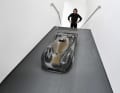 Adrian Franosch, zurzeit Werkstudent im Unternehmensarchiv, bewundert das 1:3- Windkanalmodell des Porsche 911 GT1 ’98 mit Karbonstruktur