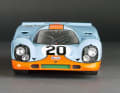 Die Scheinwerfer, die Deko und auch das Interieur der 917er im Maßstab 1:18 aus Zinkdruckguss sind sauber ausgearbeitet