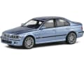 Der zweite M5 im Bunde ist das 1:43-Modell des E39 in Silver-Water-Blue von Solido