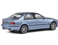 Die Heckansicht des E39 unterstreicht die gute Lackierung und Dekoration der Miniatur