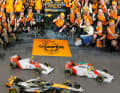 Das Weltmeisterauto McLaren MCL39 von Lando Norris und zwei McLaren-Honda MP4/8 treffen sich bei  Minichamps zum 1:18-Stelldichein