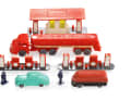 Der Henschel HS 190 Bimot Supertankwagen mit passender Esso-Tankstelle und zeitgenössischen H0-Miniaturen aus dem Hause Wiking