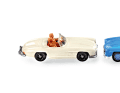 Links der klassische Roadster mit Figuren, rechts das revitalisierte Modell von Wiking im Blau der Neuheitenauslieferung