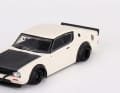 Der Nissan Sykline Kenmeri Liberty Walk trägt Weiß mit schwarzer Motorhaube