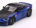 Der zweite Nissan ist ein Z im Liberty-Walk-Design und Blau