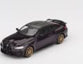 Der aktuelle BMW M4 rollt in M-Performance-Variante und Daytona-Violett aus der 1:64-Box ] Foto: Mini GT