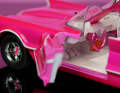 Die Sitze bei diesem Batmobil sind weiß, das Lenkrad trägt aber Pink