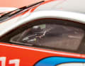 Das Resine-Modell des Porsche 911 GT3 R rennsport baut Spark in virtuoser Machart bis ins sportlich-karge Interieur hinein