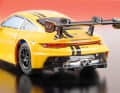 Die Fahrzeuge hat Carrera im kompakten Maßstab 1:50 gehalten. Der Porsche GT3 R misst bei Hybrid 9,5 Zentimeter
