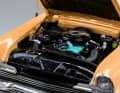 Die Motorhaube des 1:18ers zeigt feine Scharniere, der verkleinerte V8 ist ein echter Augenschmaus ] Foto: Sun Star