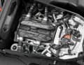 Zu den Stärken der Bausatzneuheit aus Bünde zählt sicherlich die Detaillierung des V12-Motors, der unter der beweglichen Haube parkt. ] Foto: Revell