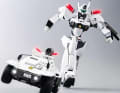 Das Policecar lässt sich perfekt mit den passenden Roboterfiguren von Three Zero aus der Anime-Serie kombinieren ] Foto: Three Zero
