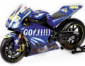 Groß gemacht haben bei Minichamps die Valentino-Rossi-Collection aber 1:12-Bikes. Hier die Yamaha YZR-M1 des Champions aus der Saison 2004 als Die-Cast-Verkleinerung der Aachener. ] Foto: Werk